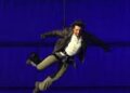 Tom Cruise descend du toit du stade pour une finale olympique audacieuse
